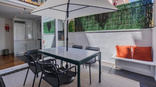Central Sunny Terrace in Entrecampos by LovelyStay