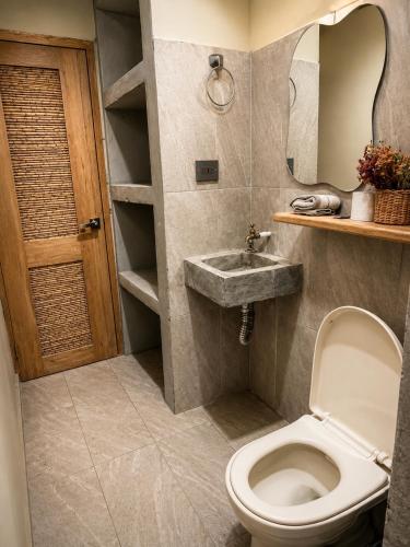 a bathroom with a toilet and a sink at Hotel Nazareno Coveñas in San Antero