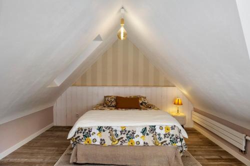 a bedroom with a bed in a attic at Villa Lailléa avec piscine jacuzzi in Laillé