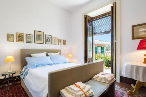 a bedroom with a large bed with towels on it at Casa Edera - Villa Storica in Viagrande