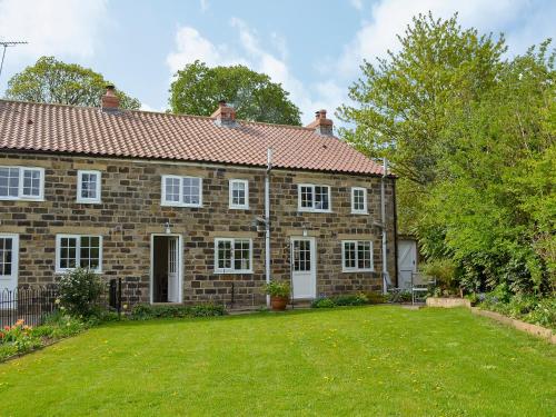 a large brick house with a large yard at Keldholme Cottages 2 - Uk11488 in Kirkbymoorside