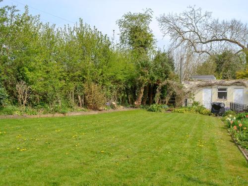 a yard with green grass and a house at Keldholme Cottages 2 - Uk11488 in Kirkbymoorside