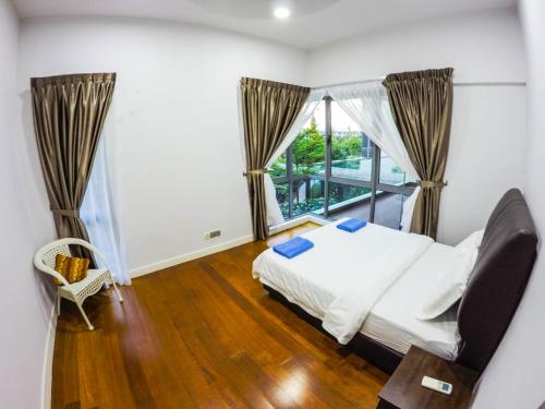 Luxury Condominium at Loft Imago في كوتا كينابالو: غرفة نوم بسرير ونافذة كبيرة