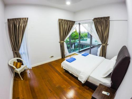 - une chambre avec un lit et une grande fenêtre dans l'établissement Luxury Condominium at Loft Imago, à Kota Kinabalu