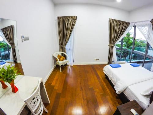 Luxury Condominium at Loft Imago في كوتا كينابالو: غرفة نوم بسريرين وطاولة