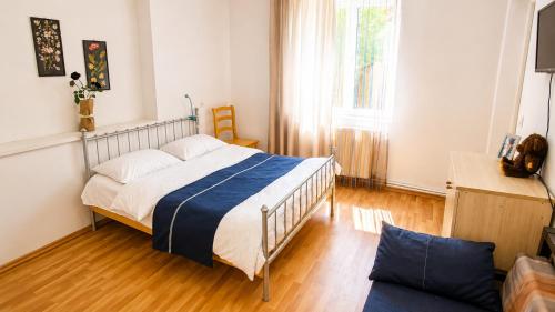 a bedroom with a bed and a couch at Tuz House R1 in Bakuriani