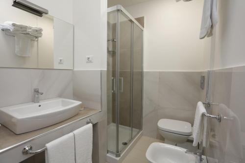ein Badezimmer mit Waschbecken, Toilette und Dusche in der Unterkunft Path House by Wonderful Italy in Riposto