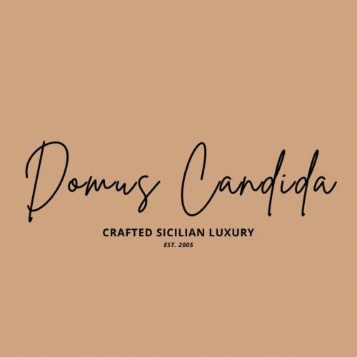 ein Schild mit der Aufschrift dominis candoriaariaariaariaariaated sithilian in der Unterkunft B&B Domus Candida in Calatabiano