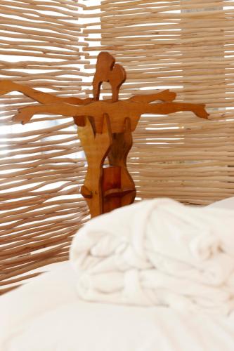 a wooden cross sitting on top of a bed at Quinta Do Miguel in Aldeia do Meco