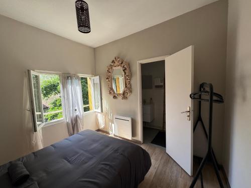 a bedroom with a large bed and a mirror at Le Cosy Industriel in Le Puy-en-Velay