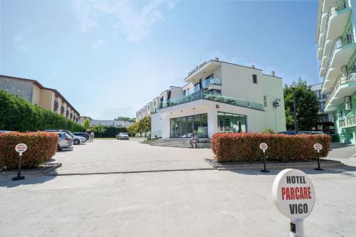 a street with a yield sign in front of a building at Hotel Vigo in Eforie Nord