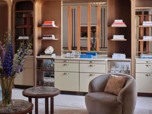 a dressing room with a chair and a desk at Orient Express Venezia in Venice