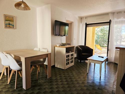 Appartement 1 chambre, piscine, terrasse entre port et plage