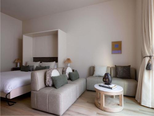 ein Wohnzimmer mit Sofa und Bett in der Unterkunft Hyde Perth in Perth