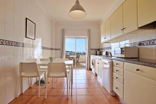 Bel et grand appartement - 2 chambres avec vue sur la mer