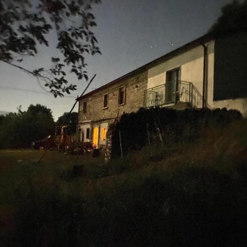 an old house with the lights on at night at Casale Vista Mutria in Vinchiaturo