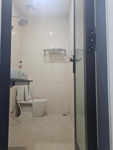 a bathroom with a toilet and a sink at Thái Bảo 4 Hotel in Quảng Ngãi