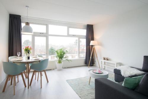 een woonkamer met een tafel en een bank bij Amsterdam Beach Apartment 80 in Zandvoort