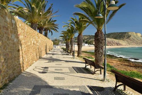 T1 novo, a poucos passos da Praia da Luz com AC e WIFI