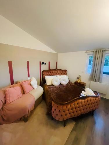a bedroom with two beds and a couch at Maison Donarosa Charmant in Vieille-Brioude