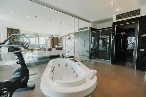 a large bathroom with a bath tub and a treadmill at Hotel For You in Cernusco sul Naviglio