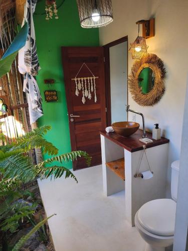 a bathroom with a bowl sink and a toilet at Green Coconut - Icaraí Kite Village in Icaraí