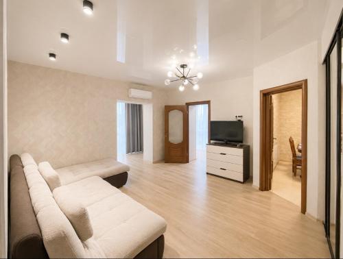 a living room with a couch and a tv at Atlant luxury Big Family Perlina Apart on Golovna поряд з ТЦ Депот in Chernivtsi