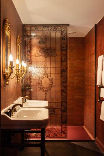 ein Badezimmer mit Waschbecken und Dusche in der Unterkunft Hotel Cour Saint Georges by CW Hotel Collection in Gent