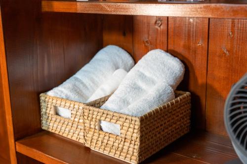 a basket of towels sitting on a shelf at 尾道つばめ堂 Onomichi Tsubamedo in Onomichi