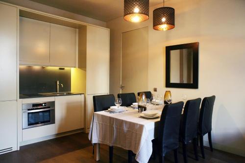 une salle à manger avec une table et des chaises ainsi qu'une cuisine dans l'établissement Mercado da Ribeira 5 Stars Apartment, à Lisbonne