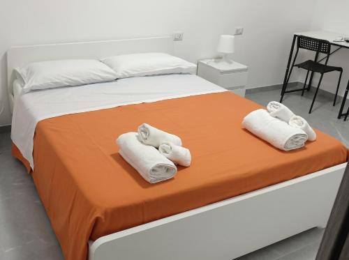 a bedroom with a bed with towels on it at Affittacamere Domus Roseto in Roseto Capo Spulico