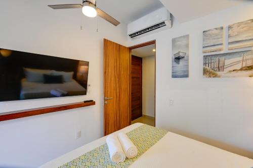 a bedroom with a bed with two towels on it at Explore Nature & Beaches! Nuevo Nayarit Condo in Nuevo Nayarit