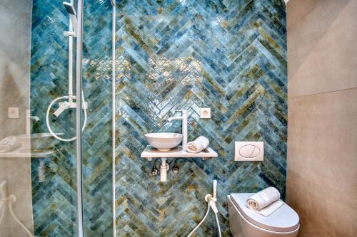 a bathroom with a shower and a toilet at Pescadors in Pals