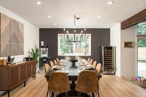 a dining room with a long table and chairs at Ski Beaver Creek 4min Vail 10min in Avon