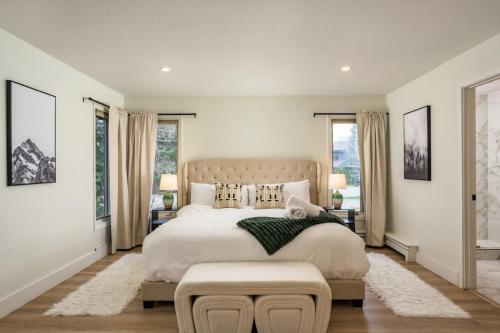 a bedroom with a large bed and two windows at Ski Beaver Creek 4min Vail 10min in Avon