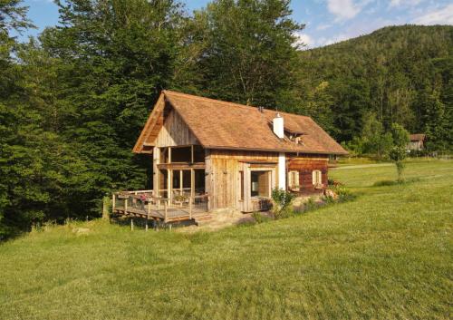 an old house on a hill in a field at Dazumahl schafft besondere Augenblicke für Genießer im naturnahen Private Hideaway in der Oststeiermark in Puch bei Weiz