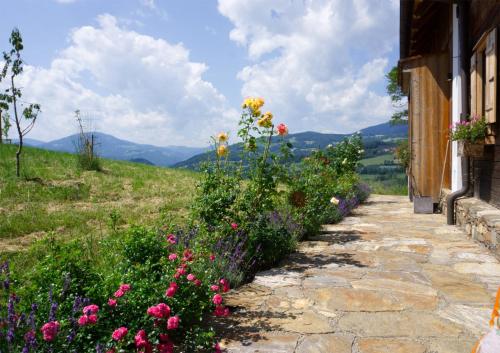 a stone walkway with flowers next to a building at Dazumahl schafft besondere Augenblicke für Genießer im naturnahen Private Hideaway in der Oststeiermark in Puch bei Weiz