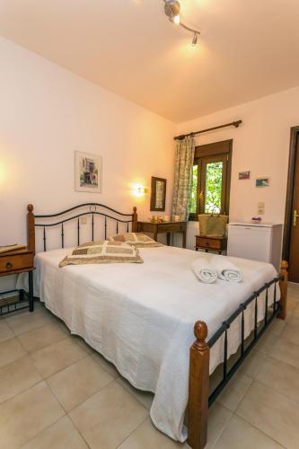 a bedroom with a large bed in a room at Pension Aldebaran in Potos