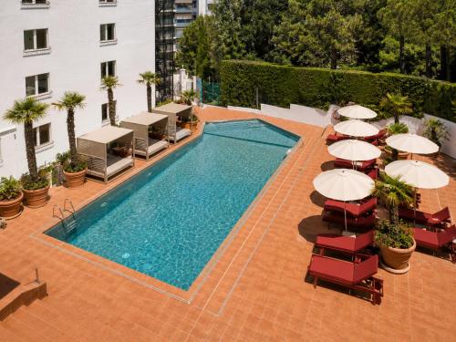 an overhead view of a swimming pool with umbrellas at Hotel Las Vegas in Calella