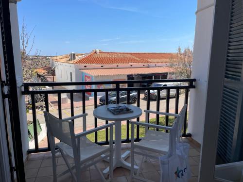 a balcony with a table and chairs on a balcony at Costa Arenal 112 in Arenal d'en Castell