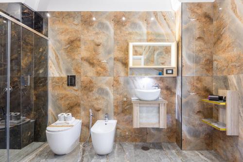 a bathroom with a toilet and a sink at Bologna Rooms in Naples