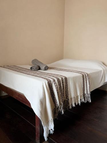 a bed with a brown and white blanket on it at MeldoMar chalé aconchegante na Pipa in Pipa