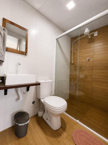 a bathroom with a toilet and a sink and a shower at MeldoMar chalé aconchegante na Pipa in Pipa