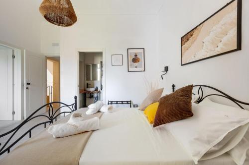 a bedroom with a white bed with towels on it at Domus Sagari in Presicce