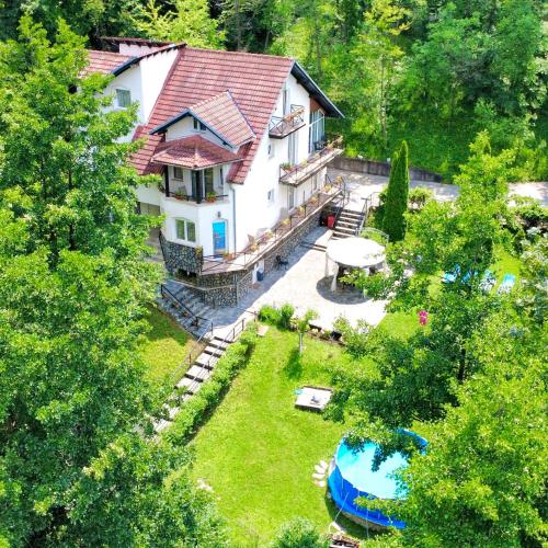 an aerial view of a house with a yard at Vila Miandra in Breaza