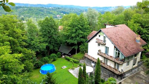 an aerial view of a house with a yard at Vila Miandra in Breaza