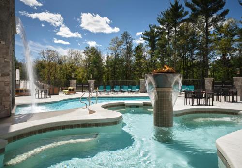 a swimming pool with a fountain in the middle at Dellshire Resort in Wisconsin Dells