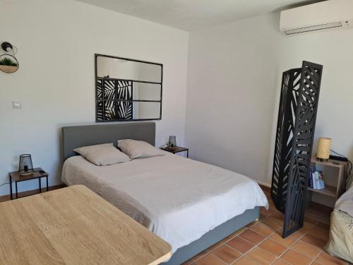 ein Schlafzimmer mit einem Bett und einem Spiegel an der Wand in der Unterkunft Studio in Levens