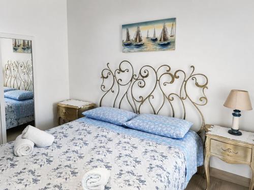 a bedroom with a bed with a blue and white bedspread at Casa Simonetta il Roseto in Ponza