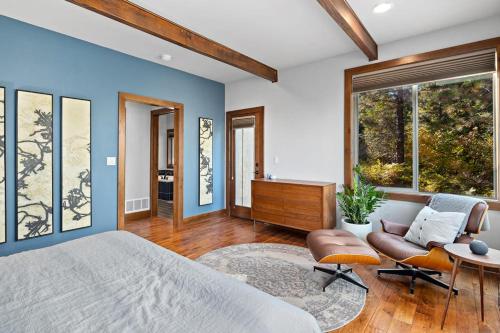 a bedroom with blue walls and a bed and a piano at Trailside Lodge in Cle Elum